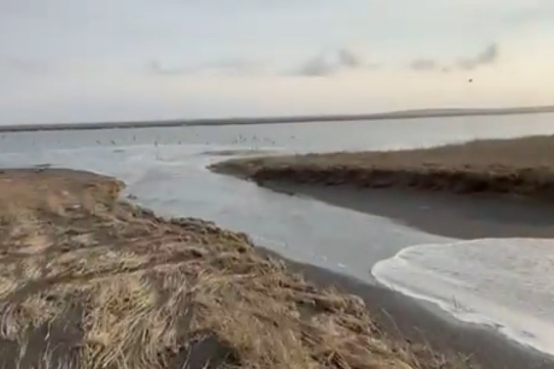 Море размывает Октябрьскую косу Официальная страница в ВК (18+) министра по ЧС Камчатского края Сергея Лебедева