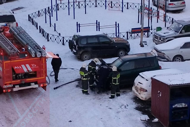 Пожар во дворе в Углегорске telegram-канал "УГЛЕГОРСКИЕ НОВОСТИ" (18+)