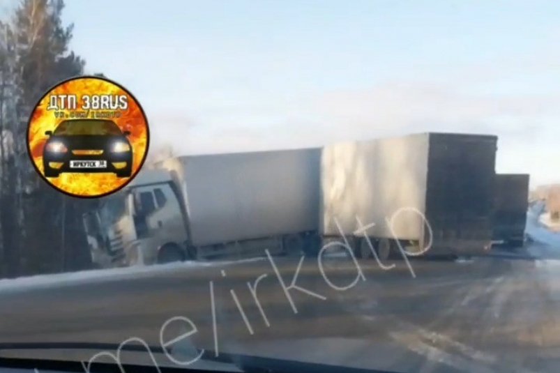 Фуру развернуло поперек трассы между Нижнеудинском и Тулуном Тг-канал (18+) ДТП38RUS