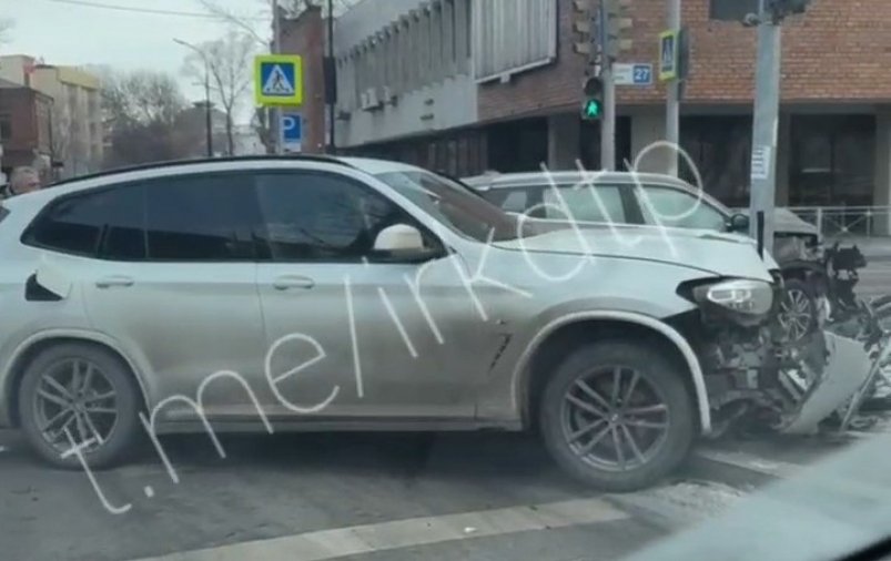 Внедорожник протаранил светофорную опору на Степана Разина в Иркутске Тг-канал (18+) ДТП38RUS