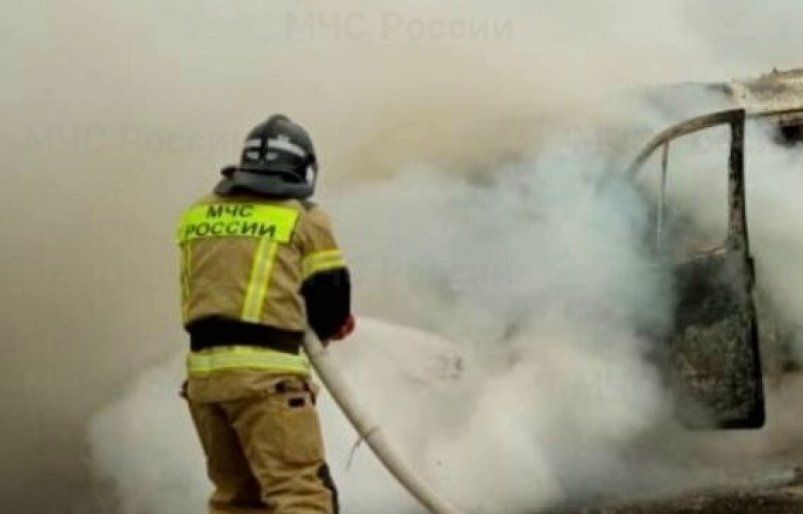 Тушение возгорания в автомобиле. Архивное фото МЧС России