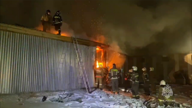 Пожар на складе в Улан-Удэ тушили ночью МЧС по Бурятии