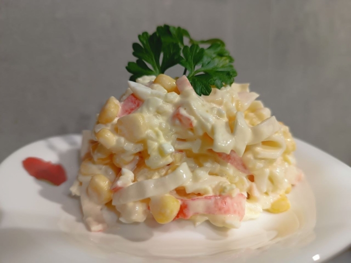 Нежный салат с крабовыми палочками и рисом ИА ЕАОMedia