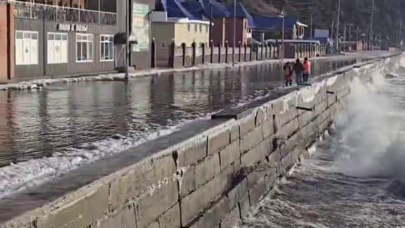 Осенний шторм на Байкале утопил дорогу в Листвянке Тг-канал (18+) губернатора Иркутской области #кобзевнасвязи