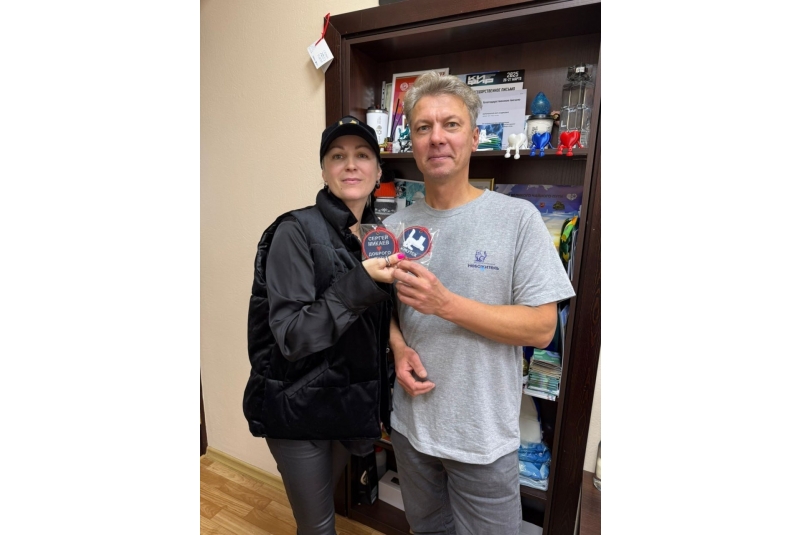 Иркутянину Сергею Микаеву передали медальоны-шевроны в бабром перед стартом на МКС Пресс-служба администрации Иркутска