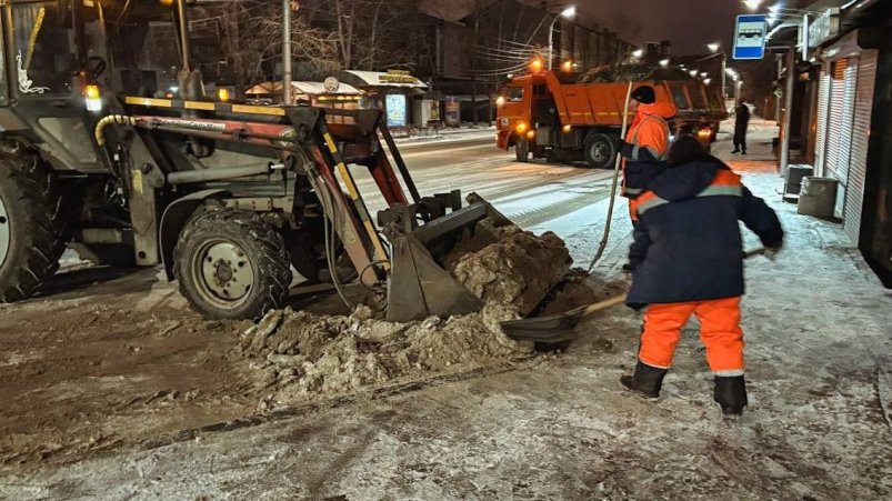 Уборка тротуаров усилена в Иркутске пресс-служба городской администрации