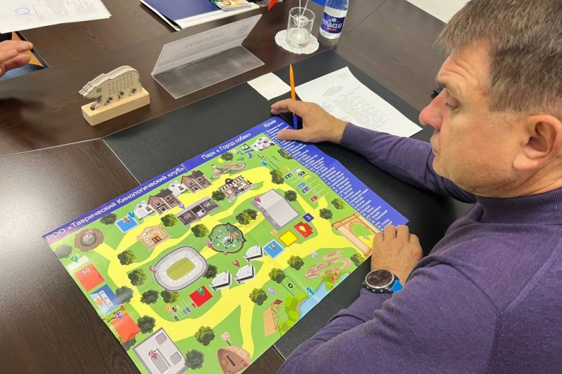 Л. Бабашов изучает план кинологического парка Соцсети депутата ГД РФ Леонида Бабашова