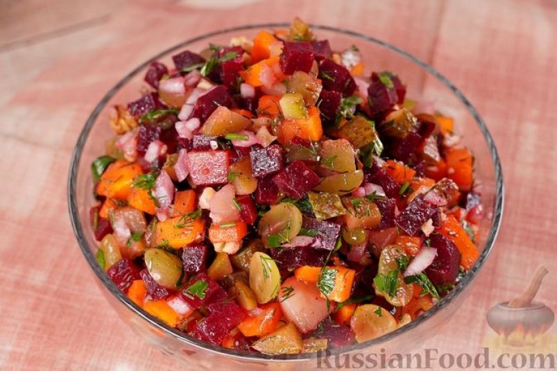 Оригинальный винегрет. Сочный виноград и хрустящие орехи - новые компоненты в привычном блюде russianfood.com