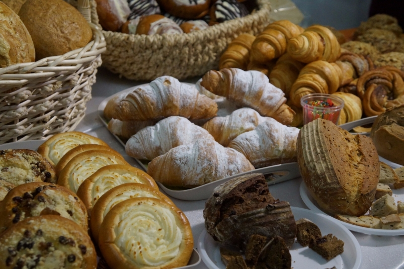 Булочками и колбасой собственного производства угостили магаданцев колымские фермеры Михаил Щербанев