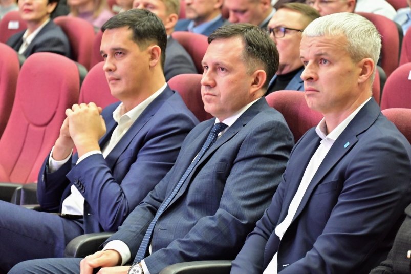 В центре: Олег Логачев пресс-служба Городской Думы Южно-Сахалинска