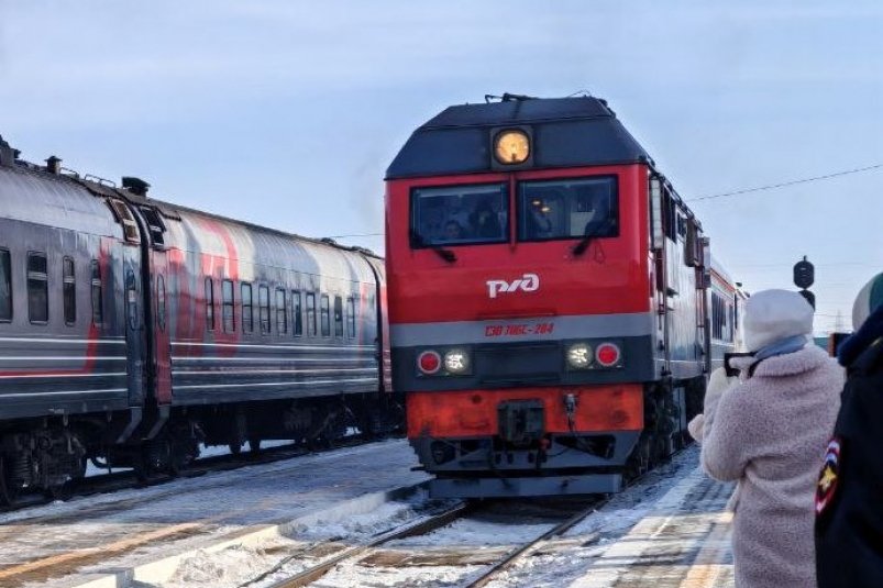 25 ноября далеко не праздничный тягач привез вагоны в Благовещенск Юлия Ожегова, ИА PriamurMedia