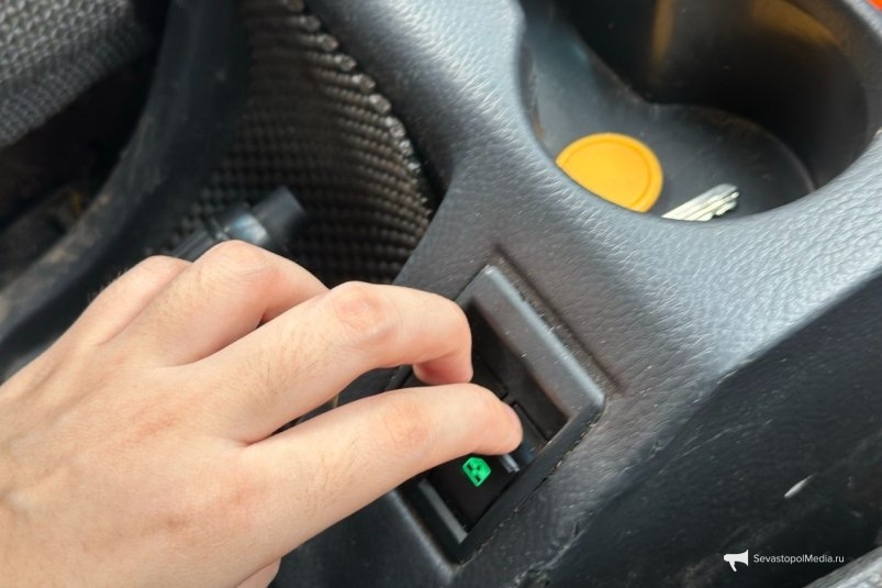 Для чего опытные водители зажимают сразу 2 кнопки стеклоподъемника: скрытая функция авто ИА SevastopolMedia