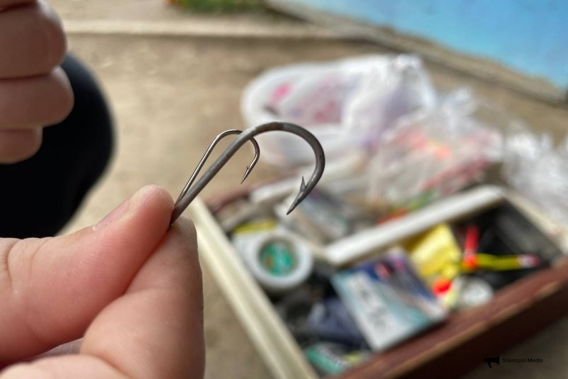 Зимой на леску вешаю сразу по 2 крючка: вот зачем это делаю - идеально для ледяной воды ИА Stavropol.Media