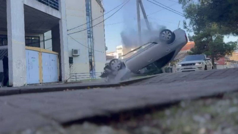 В Геленджике автомобиль сбросили с высотной парковки на съемках сериала t.me/gelen_social