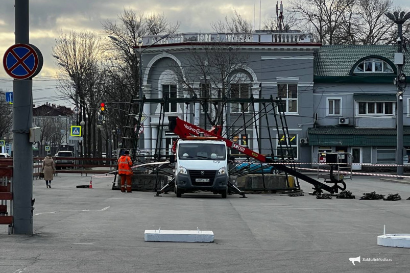 Установка елки ИА SakhalinMedia