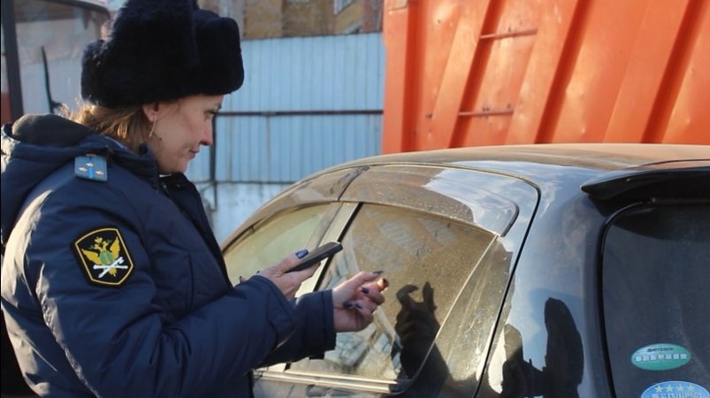 Пристав возле автомобиля Кадр из видео