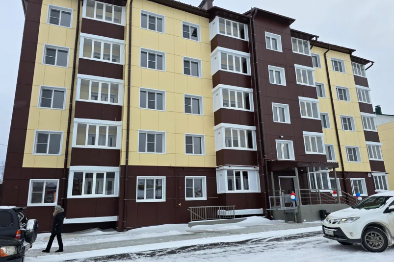 Вручение ключей от новостройки в Ногликах пресс-служба министерства строительства Сахалинской области