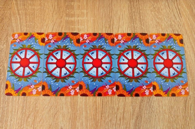 Выберите 1 из 5 карт Таро и узнайте, что готовит Декабрь-2025 Алина Иванова, ИА PrimaMedia