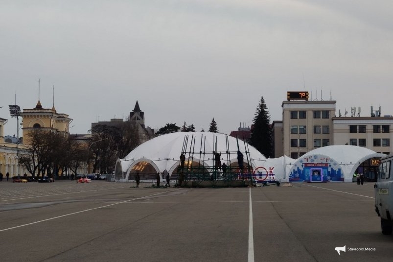 Новогоднюю ёлку устанавливают на площади Ленина в Ставрополе ИА Stavropol.Media