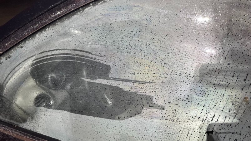 Мою лобовое стекло изнутри дедовским способом: без разводов и конденсата - видимость лучше ИА SevastopolMedia