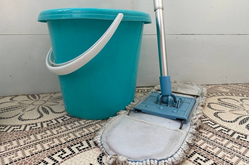 Наношу этот раствор - и линолеум сияет ярче гирлянды: оживит даже самый "убитый" пол фото автора