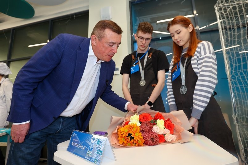 Встреча губернатора Валерия Лимаренко с призерами чемпионата "Абилимпикс" пресс-служба правительства Сахалинской области