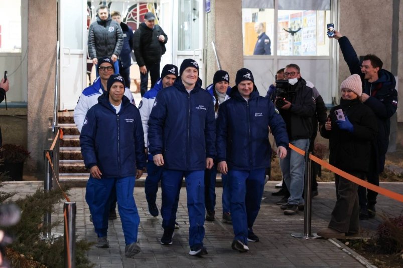 Экипаж "МС-28" с иркутским космонавтом встретили под песню "Трава у дома" Тг-канал (18+) Роскосмоса