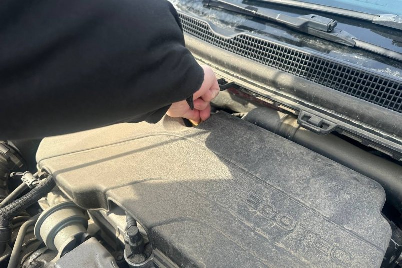 Пробег 500 километров – а масло на щупе черное: ответ мастера СТО ИА StolicaMedia