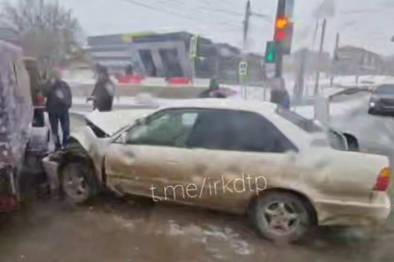 Иномарка столкнулась с прицепом в Свердловском районе Иркутска Тг-канал "ДТП38" (18+)