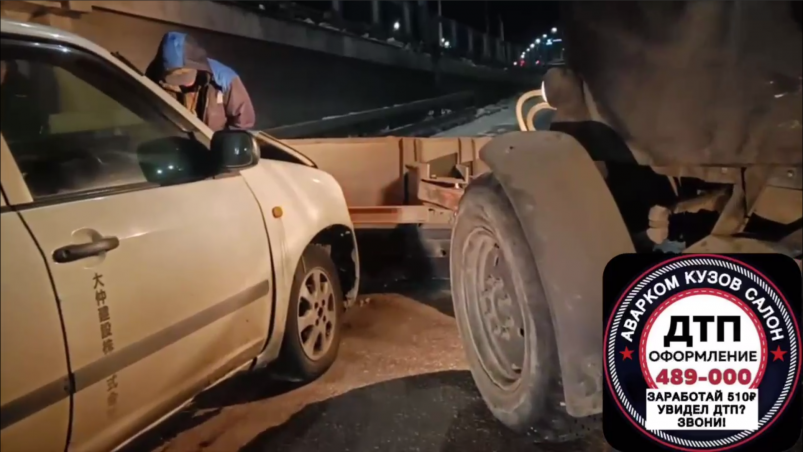 Трактор коммунальной службы устроил ДТП в Улан-Удэ телеграм-канал "Аварком Кузов Салон"