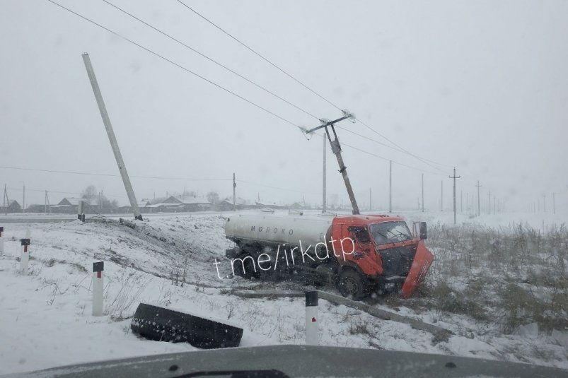 Молоковоз вылетел с дороги из-за гололёда в Иркутском районе Телеграм-канал (18+) "ДТП38"
