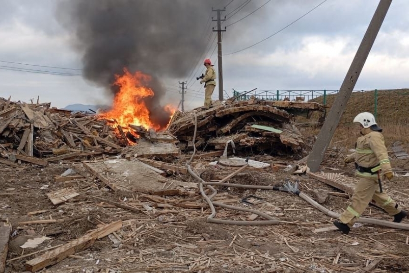 Строительный мусор полыхал на месте снесенного дома в Южно-Курильске пресс-служба пожарно-спасательной службы Сахалинской области
