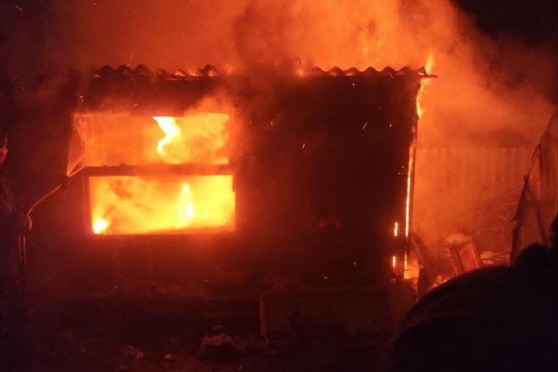 Хозпостройка загорелась ранним утром в селе Марково телеграм-канал "Амурский пожарный" (18+)