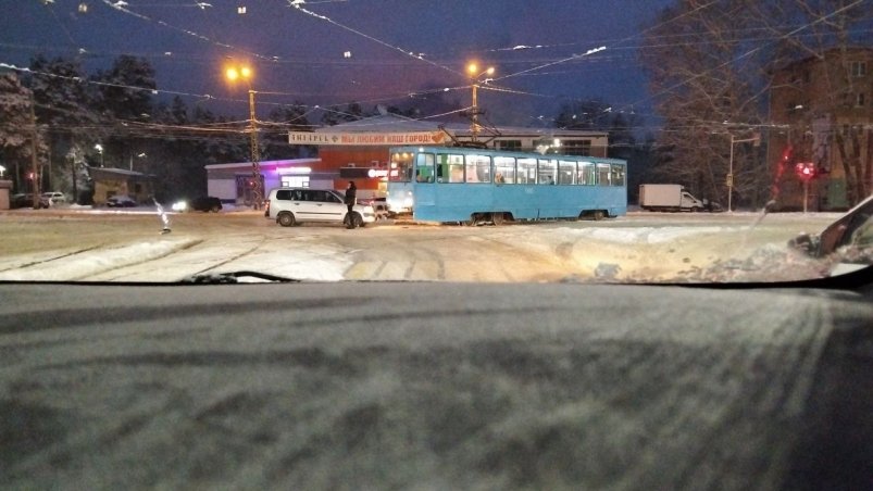 Трамвай столкнулся с легковушкой на перекрестке в Ангарске Фото взято из группы "ДТП38" в Телеграм (18+)