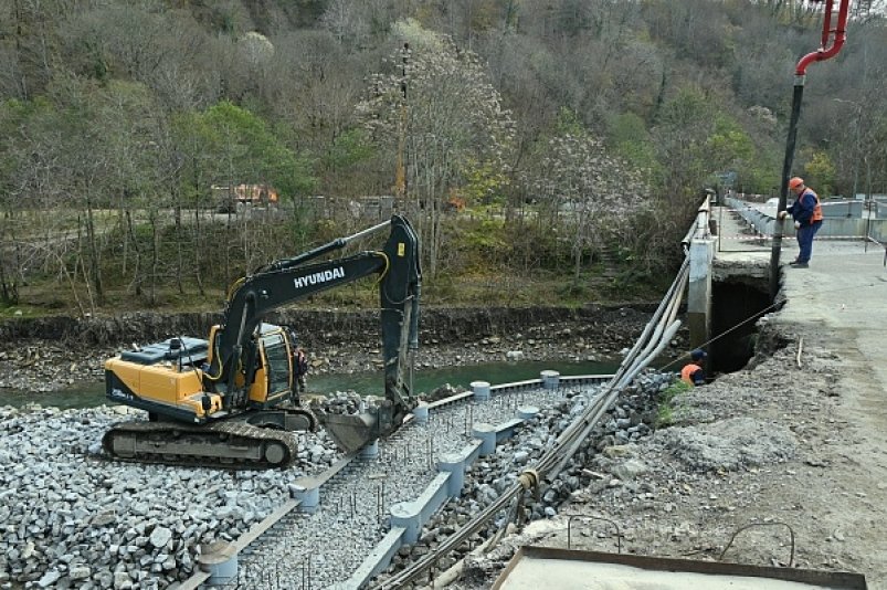 В Сочи завершают восстановление разрушенного моста через Мацесту Пресс-служба администрации Сочи