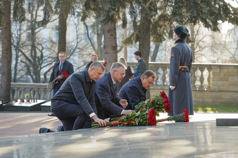 Делегация из Беларуси возложила цветы к Вечному огню в Ставрополе Соцсети губернатора Ставрополья Владимира Владимирова