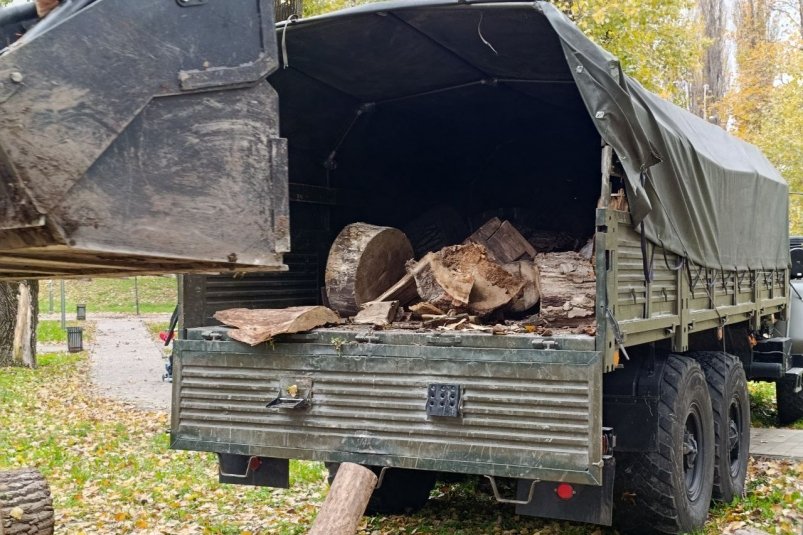 Партии дров отправляют на передовую Народный Фронт Крыма