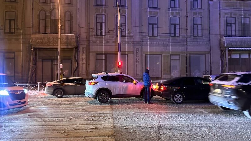 Кроссовер врезался в легковушку на Карла Маркса в Иркутске ИА IrkutskMedia