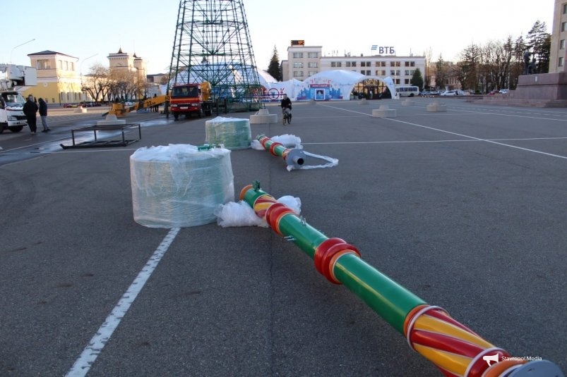 Тоннель из гирлянд и навес на ель устанавливают к Новому году в Ставрополе ИА Stavropol.Media