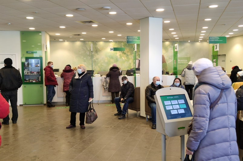 Банкомат, карта, наличные, финансы, деньги, банк, сбербанк Илья Аверьянов, ИА PrimaMedia