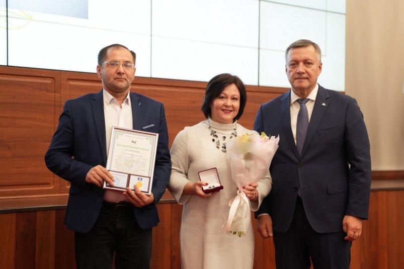 В Иркутске вручили 22 Почётных знака "Материнская слава" в канун Дня матери Пресс-служба облправительства