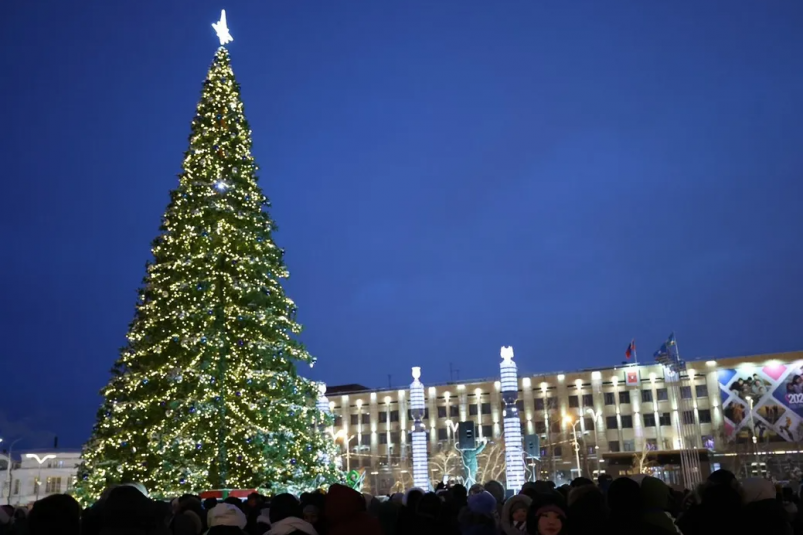 Огни на главной новогодней ёлке республики зажгутся 1 декабря в Якутске пресс-служба главы и правительства РС (Я)