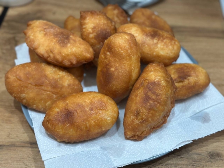 Безумно вкусные пирожки с яйцом и луком на сковороде — такой завтрак понравится всей семье ИА KrasnodarMedia