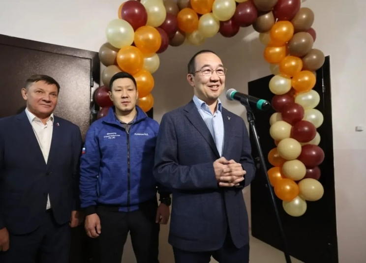 Глава Якутии вручил ключи от новых квартир переселенцам из аварийного жилья  Андрей Сорокин, ЯСИА