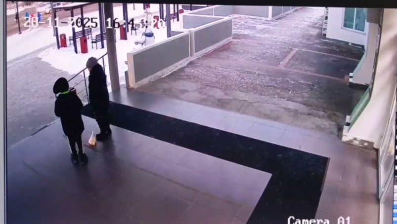 Происшествие зафиксировали камеры наружного видеонаблюдения скриншот видео - телеграм-канал "Библиотеки Благовещенска" (18+)