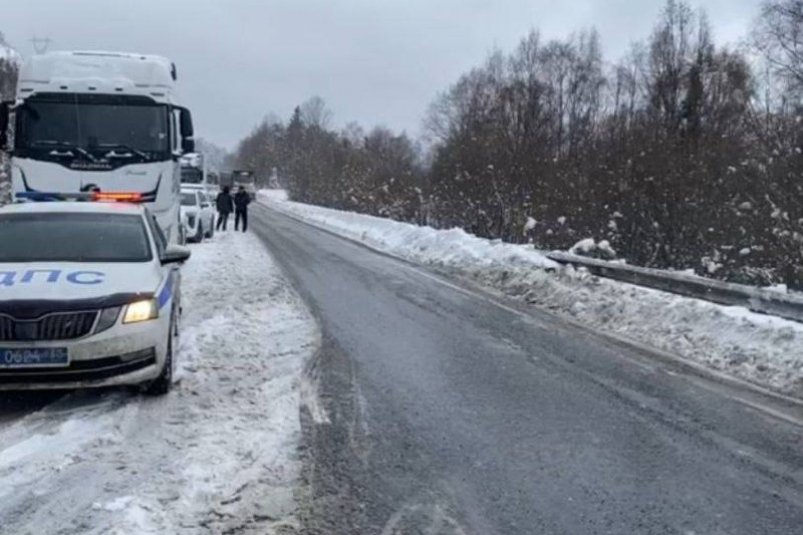 Движение автобусов и большегрузов ограничили на участке трассы в Слюдянском районе Отдел пропаганды УГИБДД России по региону