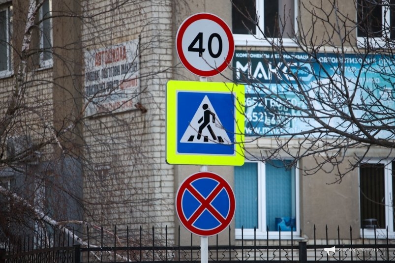Этот квадратный знак спасет ваши права: ключевое правило водителей ИА SevastopolMedia