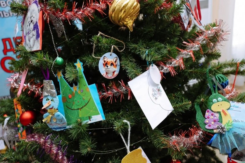 Елка с детскими письмами установлена в фойе областного правительства пресс-служба правительства Амурской области