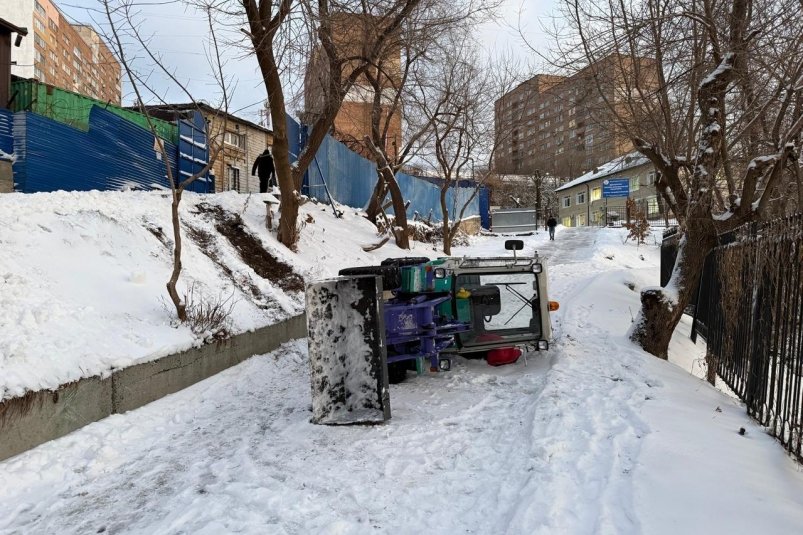 Погрузчик опрокинулся во Владивостоке Пресс-служба УМВД России по Приморскому краю