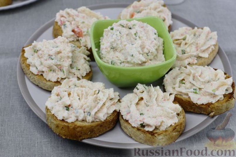 Брускетты с намазкой из крабовых палочек, яиц и сыра russianfood.com